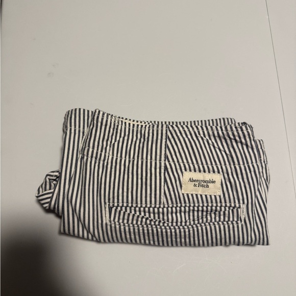 Abercrombie & Fitch Men's Navy and White Striped Shorts - Picture 8 of 8